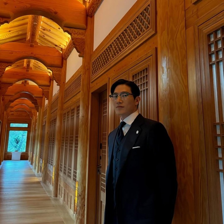 <p>Noh Sang Hyun kini tengah menikmati popularitas setelah membintangi drama Korea&nbsp;<em>Perfect Crown</em>. Di drama ini, ia bahkan mendapat kesempatan untuk beradu akting dengan aktris UI dan aktor Byeon Woo Seok, Bunda. Banyak penggemar mengantisipasi perkembangan karier Noh Sang Hyun sebagai aktor pendatang baru yang berbakat. (Foto: Instagram @steveshnoh)</p>