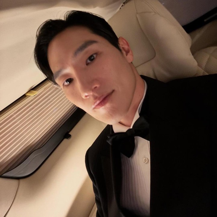 <p>Akting Noh Sang Hyun mulai dilirik penggemar kala membintangi drama <em>Pachinko</em> pada tahun 2022. Setahun kemudian, ia dipercaya menjadi bintang utama di serial Disney berjudul <em>Soundtrack 2</em>. Namanya kembali bersinar ketika beradu akting dengan aktris Kim Go Eun di film <em>Love in the Big City</em>. Melalui film ini, Noh Sang Hyun bahkan berhasil meraih penghargaan sebagai Aktor Pendatang Baru di Blue Dragon Awards tahun 2024. (Foto: Instagram @steveshnoh)</p>