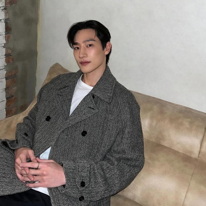 <p>Noh Sang Hyun pernah menempuh pendidikan di Kanada. Ia memutuskan untuk terjun ke akting karena menemukan kenyamanan setelah sebelumnya fokus di dunia <em>modeling</em>. "Saya menikmati tahun pertama saya di universitas. Tetapi ketika kembali ke Korea untuk menjalani wajib militer, saya mulai mengeksplorasi dunia <em>modeling</em> dan akting, sesuatu yang sudah lama membuat saya penasaran. Meskipun awalnya saya memiliki lebih banyak kesempatan di bidang <em>modeling</em>, pada akhirnya saya menemukan akting lebih menyenangkan dan memuaskan. Itu adalah sesuatu yang ingin saya tekuni sepenuh hati," ungkapnya beberapa waktu lalu, dilansir laman Korean Film. (Foto: Instagram @steveshnoh)</p>