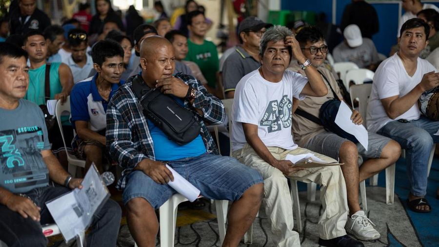 Para pengemudi jeepney mengantre untuk menerima support tunai dari pemerintah di tengah kenaikan nilai bahan bakar akibat gangguan nan disebabkan oleh perang Iran, di Manila, Filipina, 15 April 2026. (REUTERS/Eloisa Lopez)