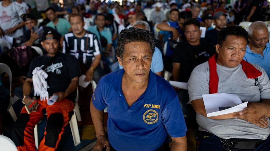 Para pengemudi jeepney mengantre untuk menerima support tunai dari pemerintah di tengah kenaikan nilai bahan bakar akibat gangguan nan disebabkan oleh perang Iran, di Manila, Filipina, 15 April 2026. (REUTERS/Eloisa Lopez)