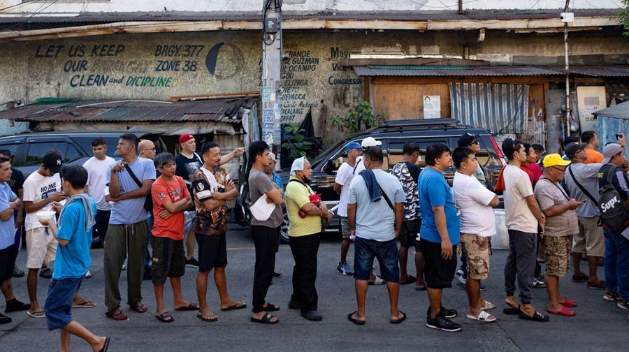 Para pengemudi jeepney mengantre untuk menerima support tunai dari pemerintah di tengah kenaikan nilai bahan bakar akibat gangguan nan disebabkan oleh perang Iran, di Manila, Filipina, 15 April 2026. (REUTERS/Eloisa Lopez)