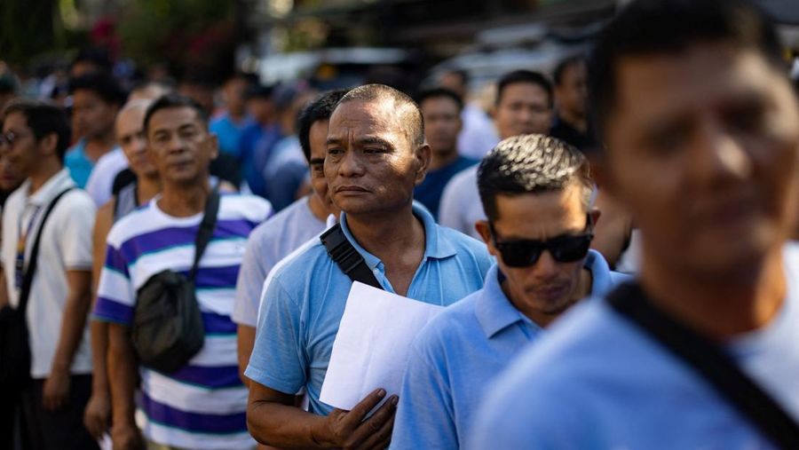 Para pengemudi jeepney mengantre untuk menerima support tunai dari pemerintah di tengah kenaikan nilai bahan bakar akibat gangguan nan disebabkan oleh perang Iran, di Manila, Filipina, 15 April 2026. (REUTERS/Eloisa Lopez)