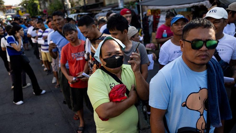 Para pengemudi jeepney mengantre untuk menerima support tunai dari pemerintah di tengah kenaikan nilai bahan bakar akibat gangguan nan disebabkan oleh perang Iran, di Manila, Filipina, 15 April 2026. (REUTERS/Eloisa Lopez)