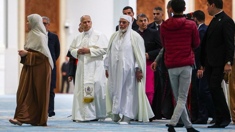 Paus Leo XIV dan Rektor Masjid Agung Aljir Mohammed Al-Mamoun Al-Qasimi Al-Hassani saat berjamu ke Masjid Agung Aljir (Djamaa El Djazair), di Mohamadia, Aljir, Aljazair, 13 April 2026. (REUTERS/Guglielmo Mangiapane)