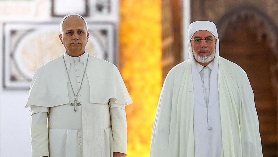 Paus Leo XIV dan Rektor Masjid Agung Aljir Mohammed Al-Mamoun Al-Qasimi Al-Hassani saat berjamu ke Masjid Agung Aljir (Djamaa El Djazair), di Mohamadia, Aljir, Aljazair, 13 April 2026. (REUTERS/Guglielmo Mangiapane)