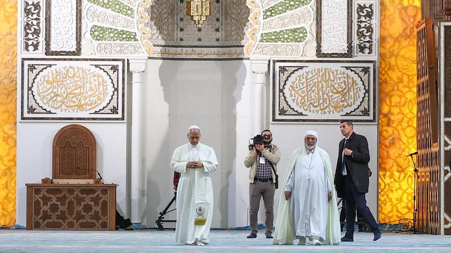 Paus Leo XIV dan Rektor Masjid Agung Aljir Mohammed Al-Mamoun Al-Qasimi Al-Hassani saat berjamu ke Masjid Agung Aljir (Djamaa El Djazair), di Mohamadia, Aljir, Aljazair, 13 April 2026. (REUTERS/Guglielmo Mangiapane)