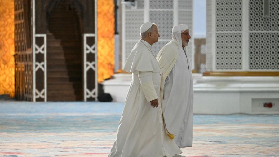 Paus Leo XIV dan Rektor Masjid Agung Aljir Mohammed Al-Mamoun Al-Qasimi Al-Hassani saat berjamu ke Masjid Agung Aljir (Djamaa El Djazair), di Mohamadia, Aljir, Aljazair, 13 April 2026. (REUTERS/Guglielmo Mangiapane)