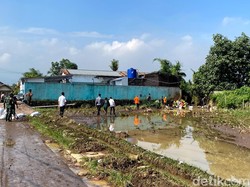 Tanggul Sementara Dipasang di Sungai Cisunggalah Majalaya yang Jebol
