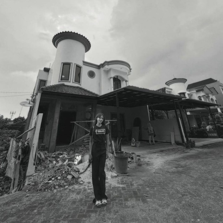 <p>Dalam salah satu foto, Ummi memamerkan tampilan depan rumahnya yang mengusung gaya modern dengan sentuhan klasik cukup kuat. Meski belum sepenuhnya rampung, ia tetap merasa bangga lantaran hunian ini menjadi hadiah ulang tahun paling istimewa untuk dirinya sendiri. (Foto: Instagram @ummi_quary)</p>