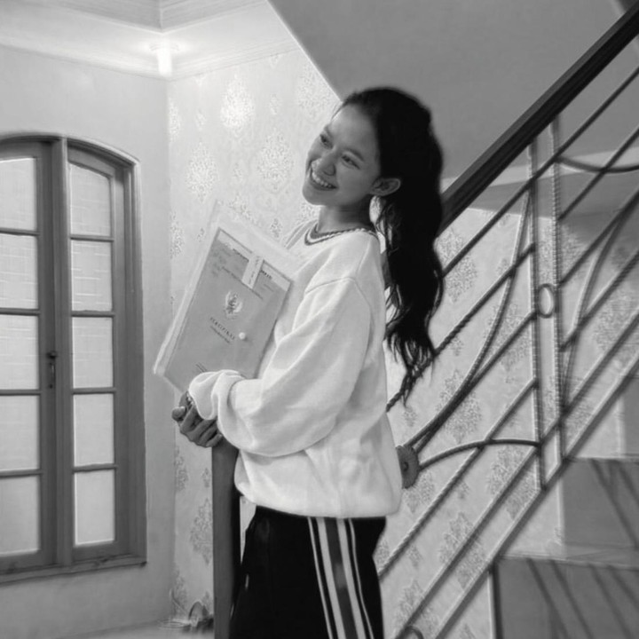 <p>"Kemarin kadoin diriku selain liburan pertama kali sendirian, eh di umur 24 punya rumah sendiri hihi akhirnyaa! Masih banyak yang harus di renovasi enggak sabar sama hasilnya!!" ungkap Ummi, dikutip dari akun Instagram<em> @ummi_quary</em>. (Foto: Instagram @ummi_quary)</p>