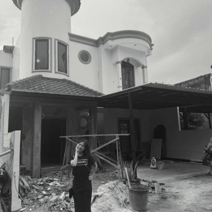 <p>Mengintip dari beberapa <em>postingan</em> di Instagram, salah satu bagian yang paling <em>eye catching</em> adalah adanya menara di sudut bangunan rumahnya. Elemen ini memberikan kesan seperti kastel modern yang unik, Bunda. Menara tersebut juga dilengkapi dengan jendela vertikal ramping serta aksen jendela bulat di bagian tengah. (Foto: Instagram @ummi_quary)</p>