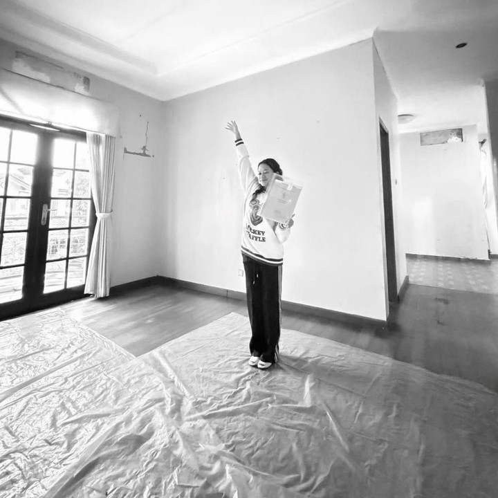 <p>Kalau kita masuk ke bagian dalam, Bunda bisa melihat ruangan yang dibuat dengan plafon tinggi. Desain ini memberikan kesan luas, lega, dan lebih nyaman di setiap sudut ruang. Penggunaan jendela dan pintu kaca yang dominan juga membuat cahaya alami mudah masuk. (Foto: Instagram @ummi_quary)</p>