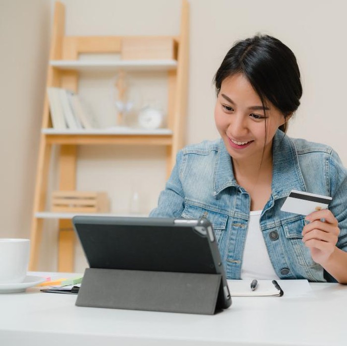 Memisahkan rekening untuk pengeluaran dan tabungan membantu kamu mengontrol arus uang dengan lebih jelas dan terarah. Cara ini efektif mengurangi godaan belanja impulsif sehingga gaji tidak cepat habis di tengah bulan.