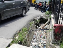 Sampah Menumpuk di Drainase Jalan Gurilla Dekat Rumah Pribadi Wawalkot Medan