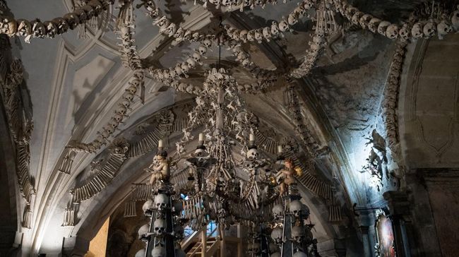 Situs-situs ini menawarkan pengalaman autentik yang tak terlupakan, mulai dari kapel berisi puluhan ribu tengkorak hingga kawah yang disebut gerbang neraka.