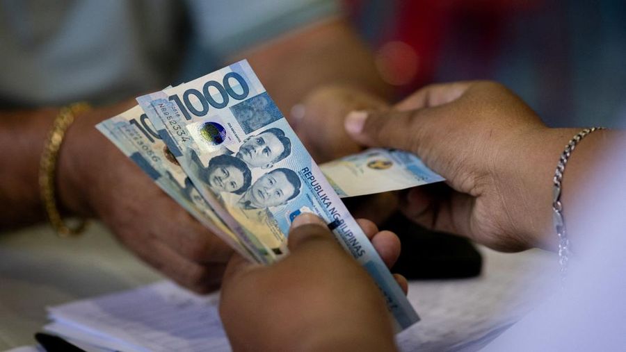 Para pengemudi jeepney mengantre untuk menerima support tunai dari pemerintah di tengah kenaikan nilai bahan bakar akibat gangguan nan disebabkan oleh perang Iran, di Manila, Filipina, 15 April 2026. (REUTERS/Eloisa Lopez)