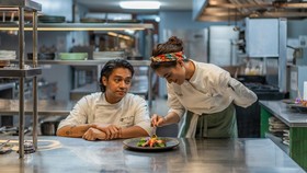 Curhat Mawar de Jongh dan Deva Mahenra Jadi Koki di Luka Makan Cinta