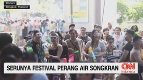VIDEO: Serunya Festival Perang Air Songkran