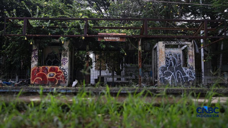 Tak Beroperasi Sejak 2007, Potret Bangunan Stasiun Mampang Terbengkalai. (CNBC Indonesia/Faisal Rahman)