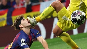 FOTO: Tendangan Horor Musso ke Wajah Fermin Lopez