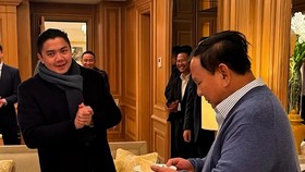 Momen Prabowo Beri Surprise Ulang Tahun Seskab Teddy