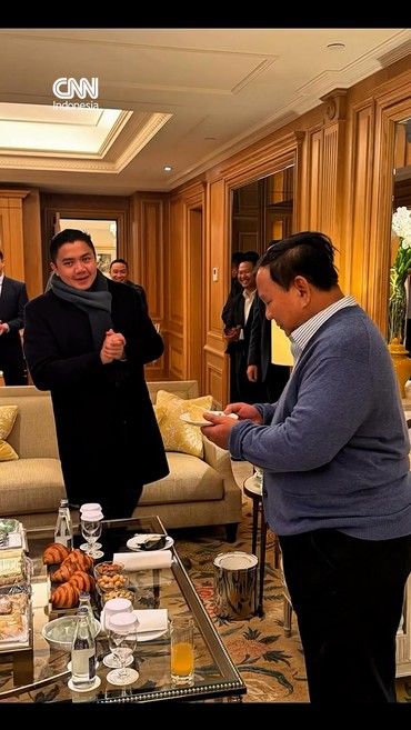 Momen Prabowo Beri Surprise Ulang Tahun Seskab Teddy