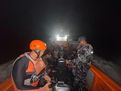 Perahu Terbalik Dihantam Gelombang di Nusa Lembongan, 8 Nelayan Selamat