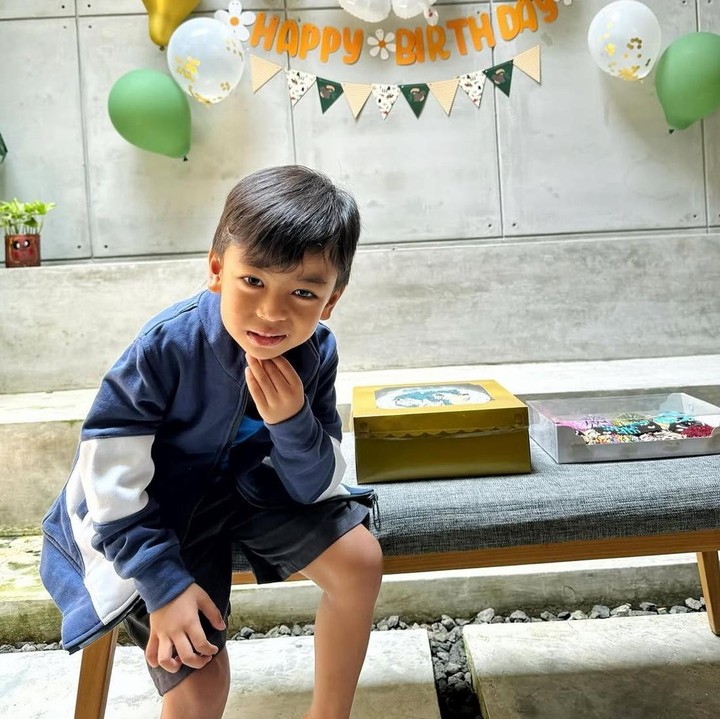 <p>Setelah tiga tahun kelahiran anak pertama, Tantri Syalindri melahirkan anak keduanya yang berjenis kelamin laki-laki. Ia memberikan nama bernuansa musik, yaitu Arkhairan Cadenza Tanarda. Sang suami, Arda, menjelaskan arti nama anak keduanya tersebut. "Arkha itu penyejuk keluarga dan matahari. Khairan itu kebaikan artinya. <em>Cadenza</em>&nbsp;Bahasa Italia itu musik karena kami musisi. Tanarda, standar (bahasa) Indonesia ya, harus ada, (artinya) keturunan dari Arda dan Tantri," ungkapnya, dikutip dari akun Instagram <em>@insertlive.</em> (Foto: Instagram @tantrisyalindri)</p>