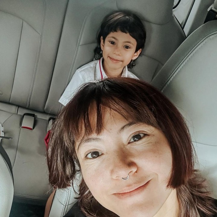 <p>Artis Poppy Sovia resmi menikah dengan Ahmad Gussaoki pada tahun 2018. Dari pernikahan tersebut, keduanya dikaruniai seorang putri yang diberi nama Lalika Airia June Gemintang. Gadis cantik yang akrab disapa June ini lahir pada 4 Juni 2019. Nama yang diberikan pun memiliki makna yang indah, yaitu Lalika bermakna perempuan yang anggun, Airia bermakna melodi atau musik, June bermakna lahir di bulan Juni, dan Gemintang bermakna bintang atau susunan bintang. (Foto: Instagram @popsovia)</p>