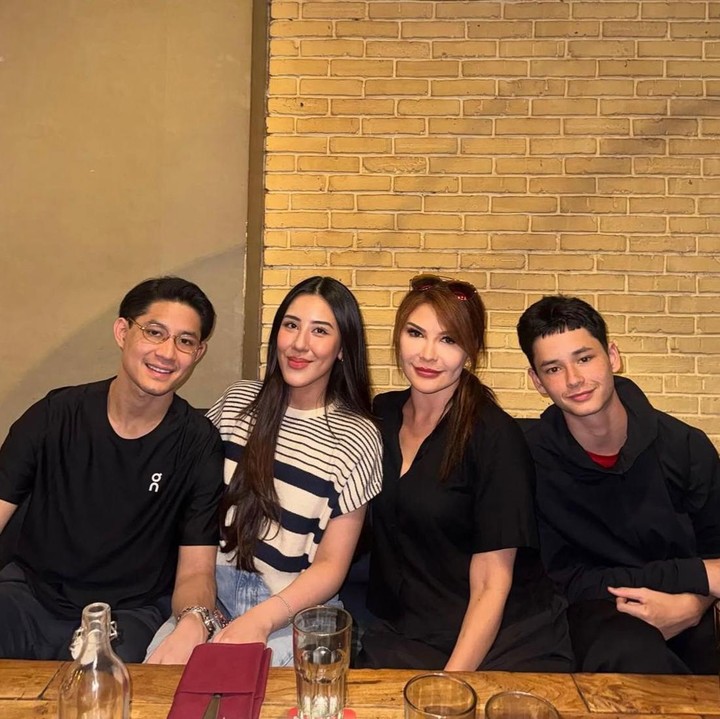 <p>Tamara Bleszynski dikenal sebagai selebriti dengan paras yang cantik. Ia juga memiliki dua orang putra yang tak kalah rupawan, yaitu Teuku Rassya dan Kenzou Leon Bleszynski Lewis. Meski memiliki Ayah yang berbeda, kedua anak Tamara ini tetap terlihat akrab, Bunda. (Foto: Instagram @tamarableszynskiofficial)</p>