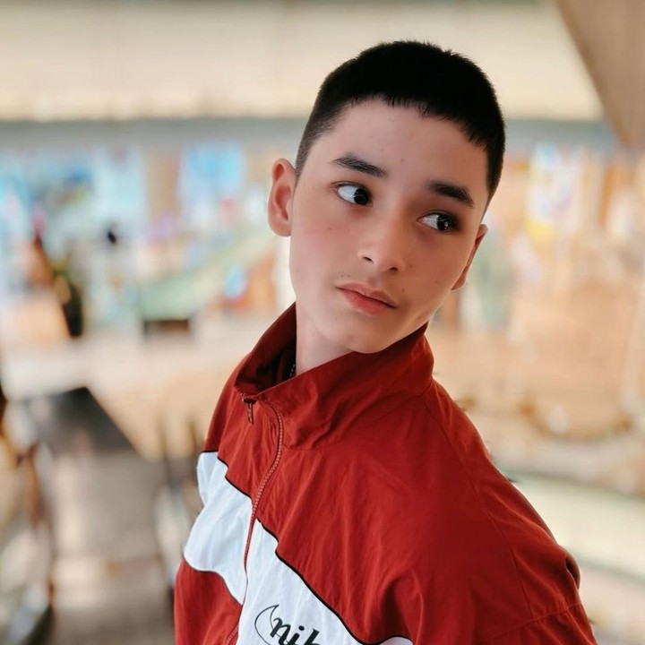 <p>Tidak hanya memiliki paras yang tampan, Kenzou juga pernah terpilih untuk menghadiri acara Yale MUN Korea, yakni program konferensi simulasi PBB untuk anak-anak muda. Melalui acara ini, Kenzou berkesempatan untuk menunjukkan kemampuannya dalam <em>public speaking</em> serta membahas isu-isu global, Bunda. (Foto: Instagram @tamarableszynskiofficial / @kenzoulionofficial)</p>