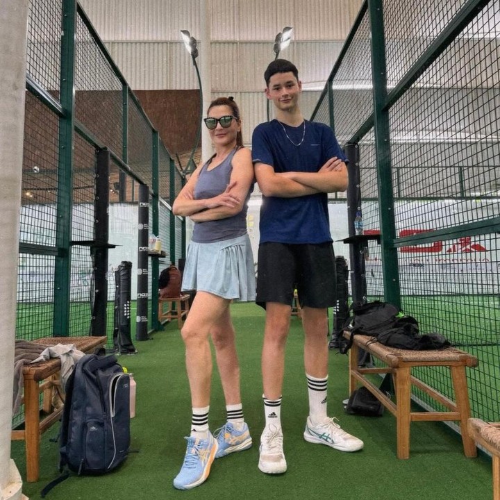 <p>Kenzou kini tumbuh menjadi remaja dengan postur tubuh yang sangat tinggi, bahkan dirinya sudah melampaui sang Bunda, lho. Hal ini terlihat dari beberapa foto yang dibagikan Tamara melalui akun Instagram-nya. (Foto: Instagram @tamarableszynskiofficial)</p>