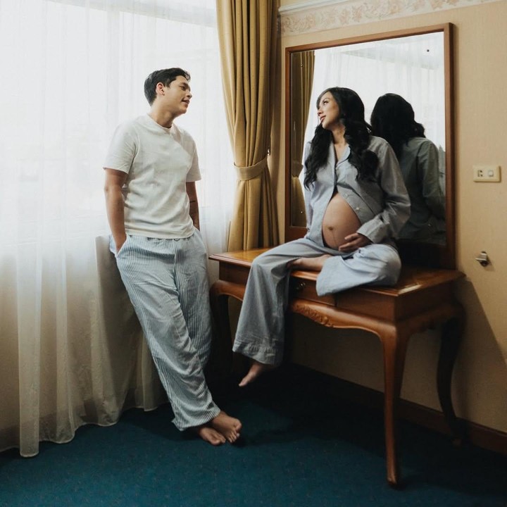 <p>Kabar bahagia datang dari Penyanyi Adikara Fardy. Pelantun lagu <em>Primadona</em> ini baru saja dikaruniai anak pertama, Bunda. Sang istri Nazla Alifa Senia belum lama ini melahirkan seorang bayi perempuan. (Foto: Instagram @adikaraf)</p>