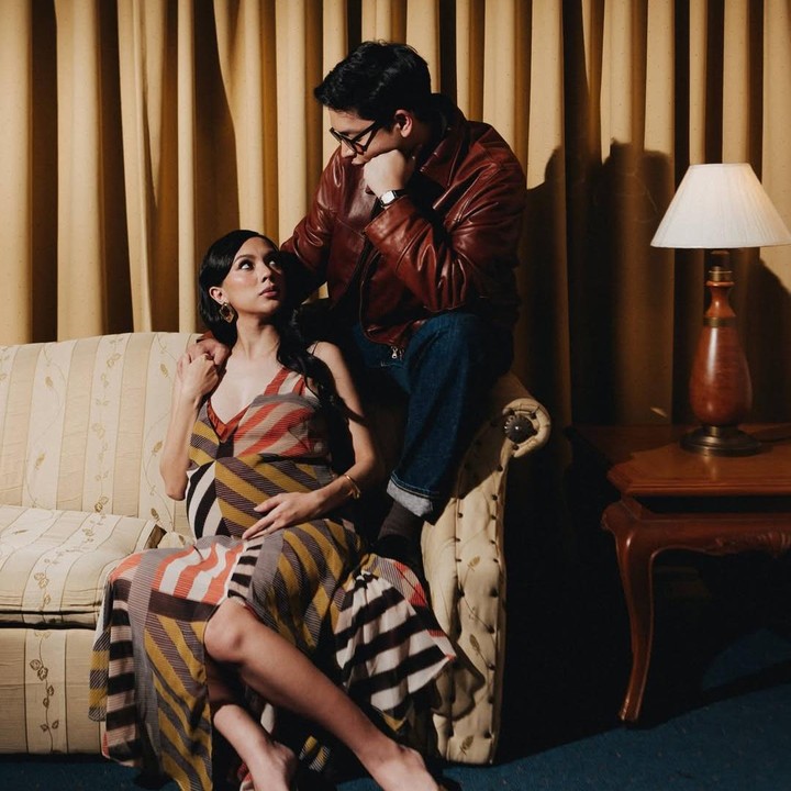 <p>Jelang persalinan, Adikara dan Nazla kembali mengunggah potret <em>maternity shoot</em> kehamilan. Kali ini, keduanya mengangkat konsep <em>vintage</em> klasik dengan tampilan <em>bold</em>. Pasangan yang menikah pada 16 Agustus 2025 ini menuliskan <em>emoticon</em> ibu hamil dalam unggahan <em>maternity shoot</em>. (Foto: Instagram @adikaraf)</p>