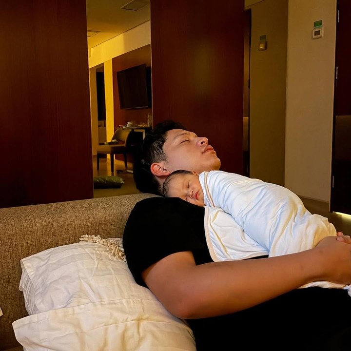 <p>Kabar kelahiran anak pertama ini dibagikan Adikara di akun Instagram. Adikara mengunggah foto sang putri untuk pertama kalinya ke publik. Dalam salah satu foto, pria 25 tahun ini memperlihatkan fotonya saat menggendong sang putri yang baru lahir. (Foto: Instagram @adikaraf)</p>