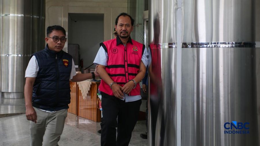 Agung Winarno (AW) melangkah menuju mobil tahanan di gedung Kejaksaan Agung, Jakarta, Kamis (16/4/2026). (CNBC Indonesia/Faisal Rahman)