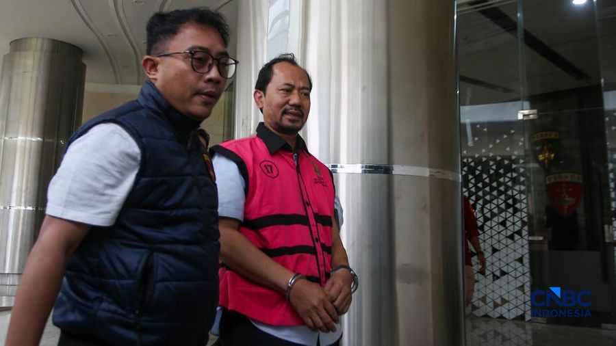 Agung Winarno (AW) melangkah menuju mobil tahanan di gedung Kejaksaan Agung, Jakarta, Kamis (16/4/2026). (CNBC Indonesia/Faisal Rahman)