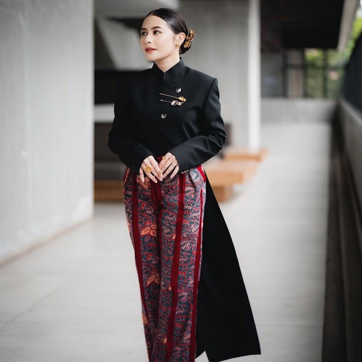 <p>Artis multitalenta Tanah Air, Prilly Latuconsina, tampil bak Kartini masa kini dengan balutan kebaya janggan hitam elegan yang dipadukan dengan batik berwarna merah. Cocok dijadikan sebagai outfit saat Hari Kartini 2026 (Foto: IG @prillylatuconsina96)</p>