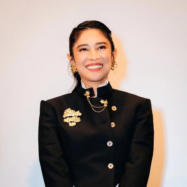 <p>Aura elegan Dian Sastrowardoyo sangat terpancar saat mengenakan kebaya janggan berwarna hitam klasik di acara <em>screening Gadis Kretek</em>. Tampilannya memadukan kesan anggun, tegas, dan berkelas bak Kartini masa kini. (Foto: @therealdisastr)</p>