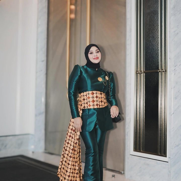 <p>Aurel Hermansyah tampil tak kalah anggun bak Kartini masa kini dengan balutan kebaya janggan berwarna hijau emerald yang dipadukan dengan obi belt berpola batik. Walaupun simpel, tampilan ini sangat elegan untuk Hari Kartini (Foto: IG @aurelie.hermansyah)</p>