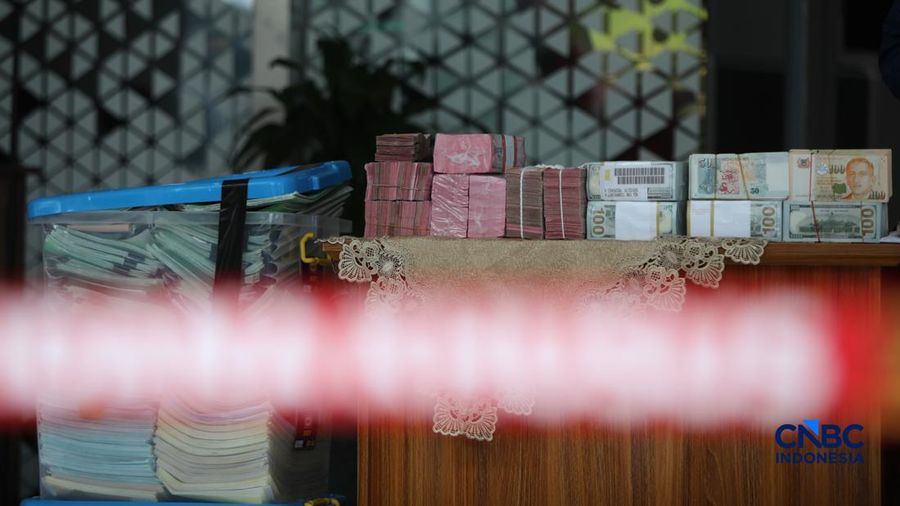 Agung Winarno (AW) melangkah menuju mobil tahanan di gedung Kejaksaan Agung, Jakarta, Kamis (16/4/2026). (CNBC Indonesia/Faisal Rahman)