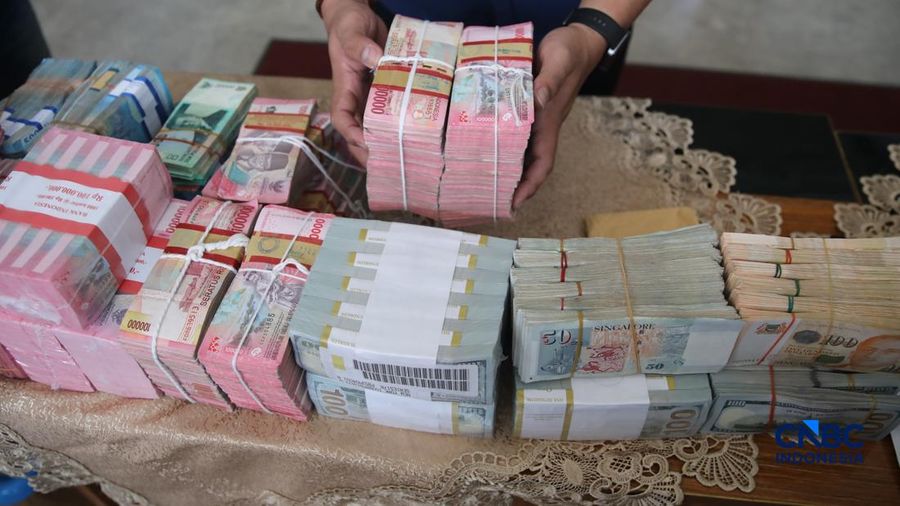 Agung Winarno (AW) melangkah menuju mobil tahanan di gedung Kejaksaan Agung, Jakarta, Kamis (16/4/2026). (CNBC Indonesia/Faisal Rahman)