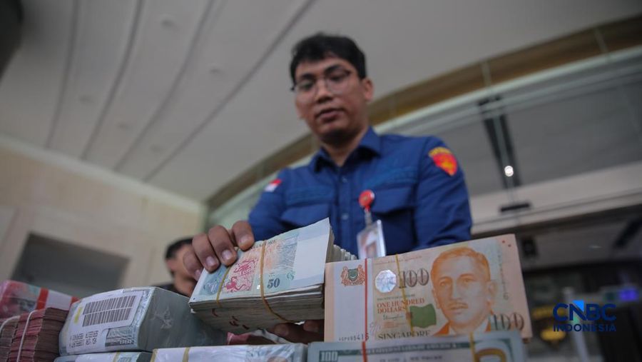 Agung Winarno (AW) melangkah menuju mobil tahanan di gedung Kejaksaan Agung, Jakarta, Kamis (16/4/2026). (CNBC Indonesia/Faisal Rahman)
