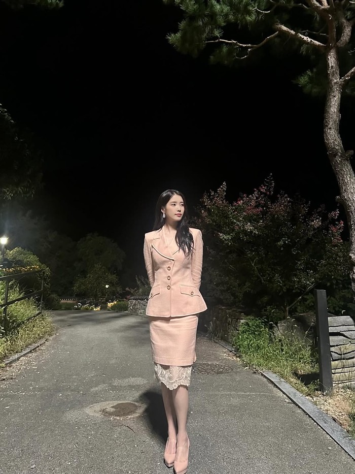 Bikin fans penasaran dengan kelanjutan kisahnya, IU dan Byeon Woo Seok pun kerap membagikan foto-foto di balik layar Korean drama atau kerap disingkat K-drama itu. Bagaimana pendapatmu tentang &lsquo;Perfect Crown&rsquo; sejauh ini?/ Foto: instagram.com/dlwlrma