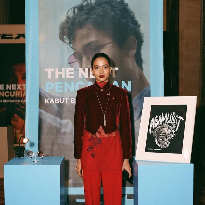 <p>Pesona Putri Marino tampil elegan dalam balutan kebaya janggan modern bernuansa hitam yang dipadukan dengan celana merah. Kolaborasi sentuhan klasik dan edgy yang membuatnya terlihat bak Kartini masa kini di setiap langkahnya. (Foto: IG @putrimarino)</p>