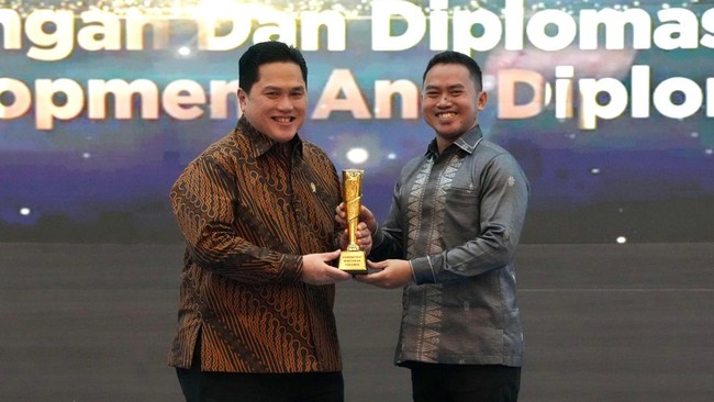 Menpora Erick Thohir terima penghargaan KWP Awards 2026 untuk diplomasi olahraga, tekankan pentingnya hubungan antarnegara melalui sport diplomacy.