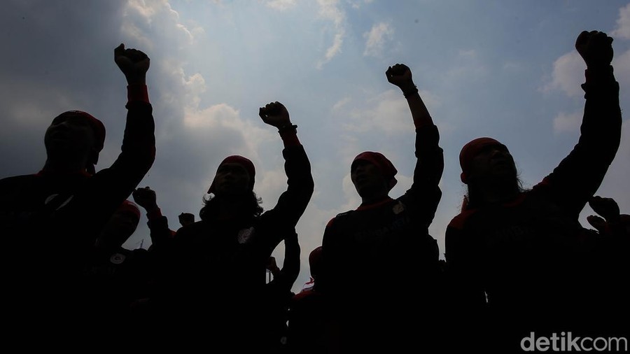 Sejumlah buruh menggelar aksi unjuk rasa di depan Kompleks Parlemen&comma; Jakarta&comma; Kamis &lpar;16&sol;4&sol;2026&rpar;&period;&NewLine;&NewLine;Aksi tersebut menjadi bagian dari rangkaian kegiatan menjelang peringatan Hari Buruh Internasional atau May Day yang diperingati setiap 1 Mei&period;