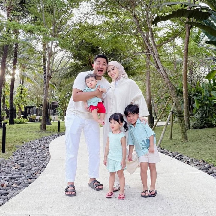 <p>Pernikahan Kesha Ratuliu dan Adhi Permana kini telah dikaruniai tiga orang anak, Bunda. Ketiganya diberi nama Qwenzy Kalandra Putra Permana, Aisha Kaluna Letecia, dan Danish Danendra Putra Permana. (Foto: Instagram @kesharatuliu05)</p>