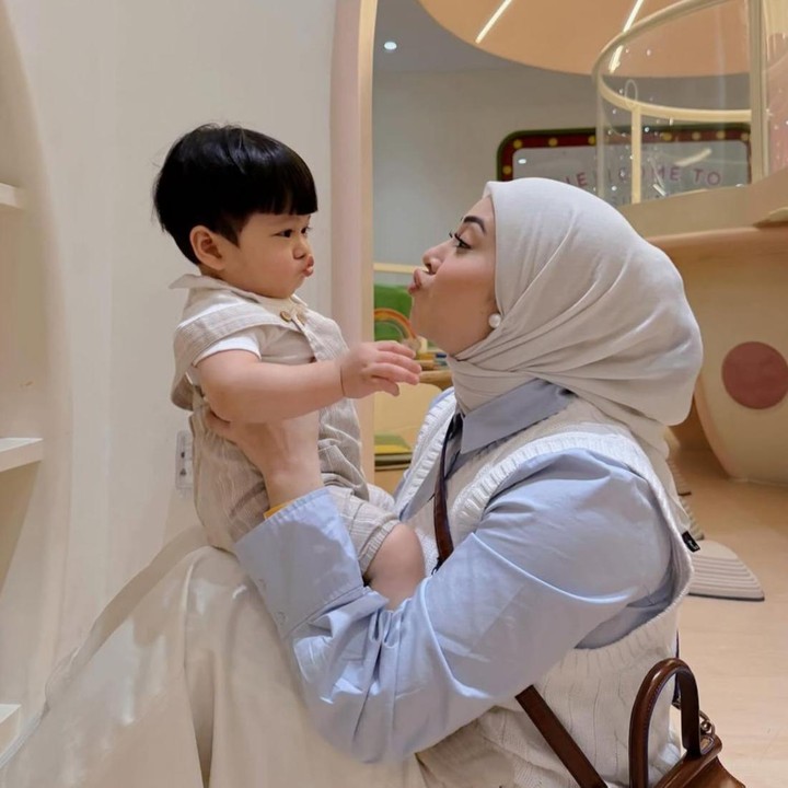 <p>Putra bungsu Keisha, Danish Danendra Putra Permana atau yang akrab disapa Danish, lahir pada 14 April 2025, Bunda. Belum lama ini, ia baru saja berulang tahun yang pertama. Momen bahagia tersebut turut dibagikan oleh sang Bunda dengan mengunggah beberapa potret Danish, lengkap dengan ucapan manis untuknya. "Selamat ulang tahun Danish!" tulis Kesha melalui Instagram-nya. (Foto: Instagram @kesharatuliu05)</p>